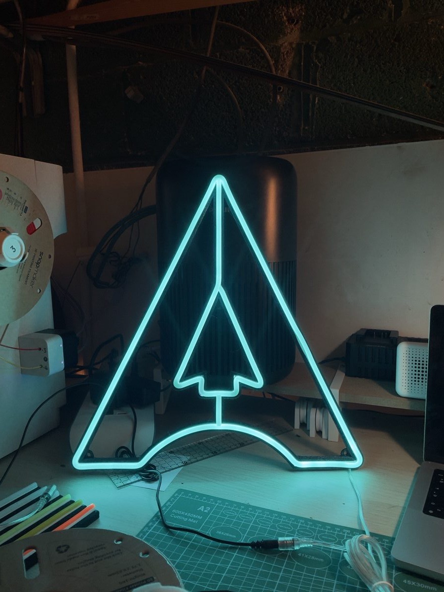 Néon LED Ascentis Technology cyan turquoise sur fond sombre — WOAW Light