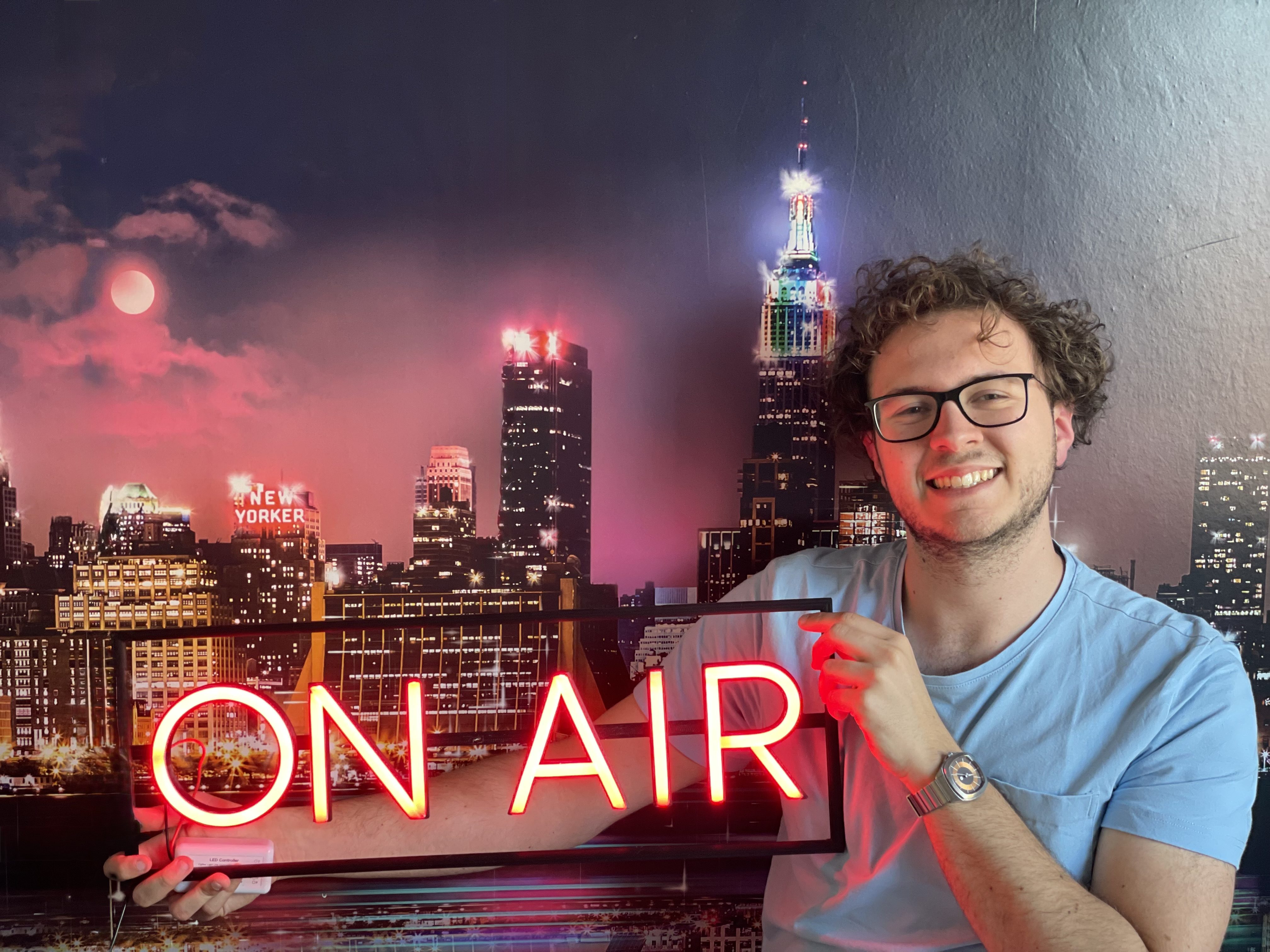 Néon LED ON AIR rouge pour studio créatif — WOAW Light Namur