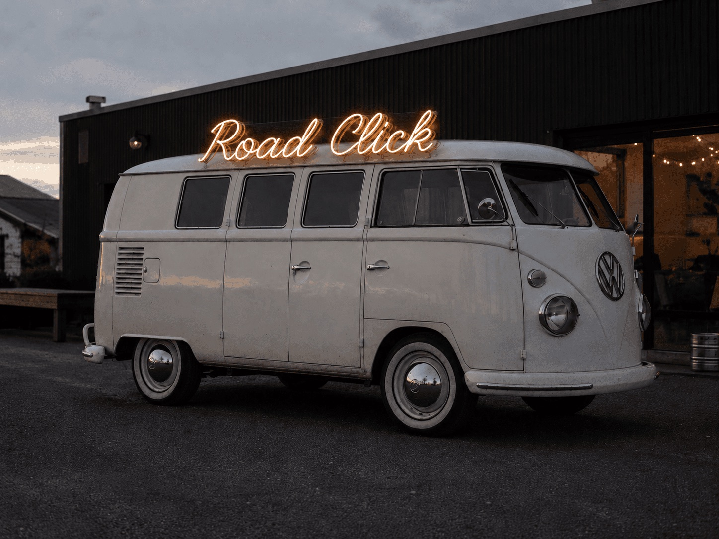 Néon Road Click monté sur un Volkswagen Combi vintage — WOAW Design Namur