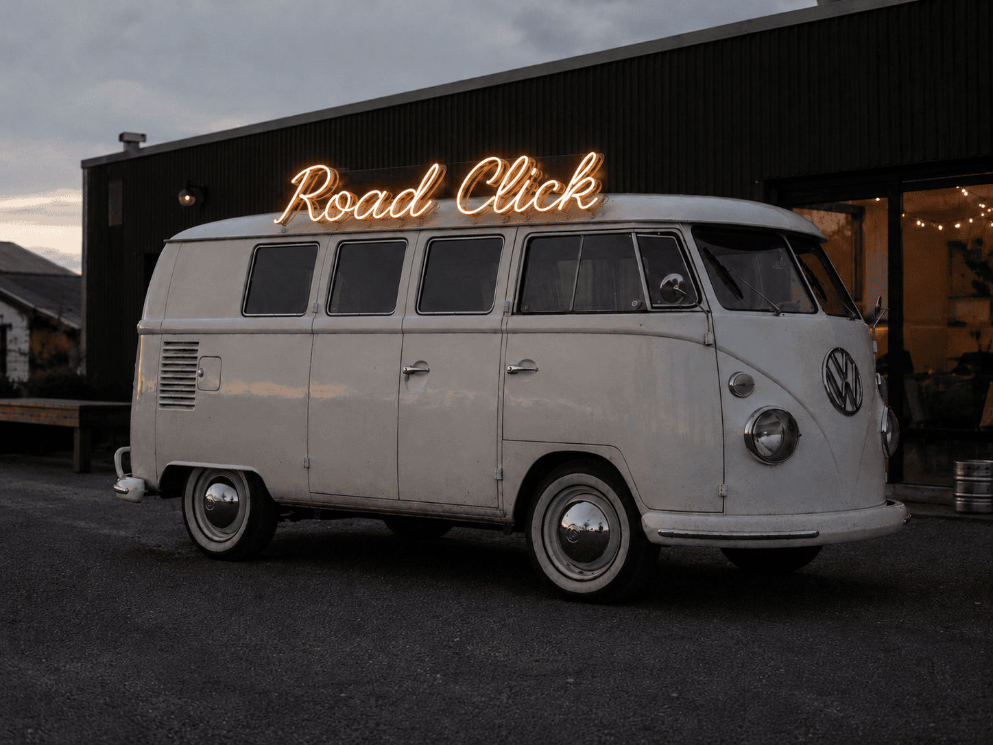 Néon Road Click monté sur un Volkswagen Combi vintage — WOAW Design Namur