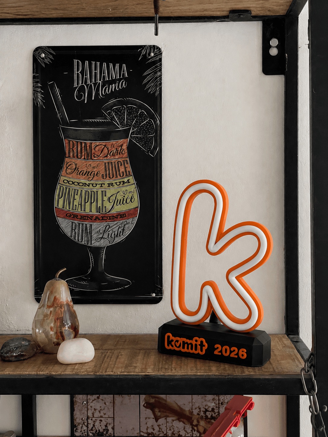 Trophée LED Komit 2026 néon orange rétroéclairé socle noir — WOAW Trophy