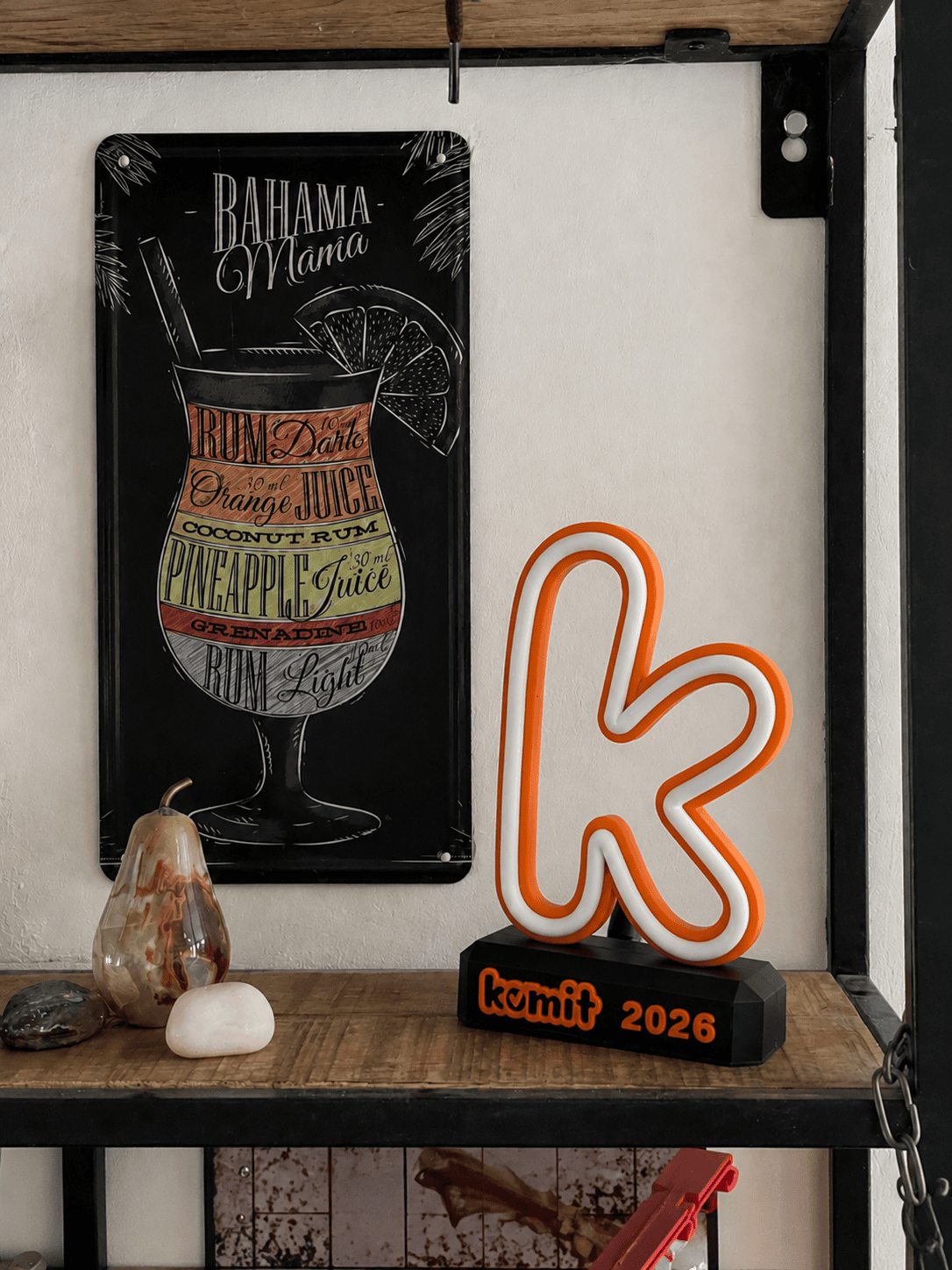Trophée LED Komit 2026 néon orange rétroéclairé socle noir — WOAW Trophy