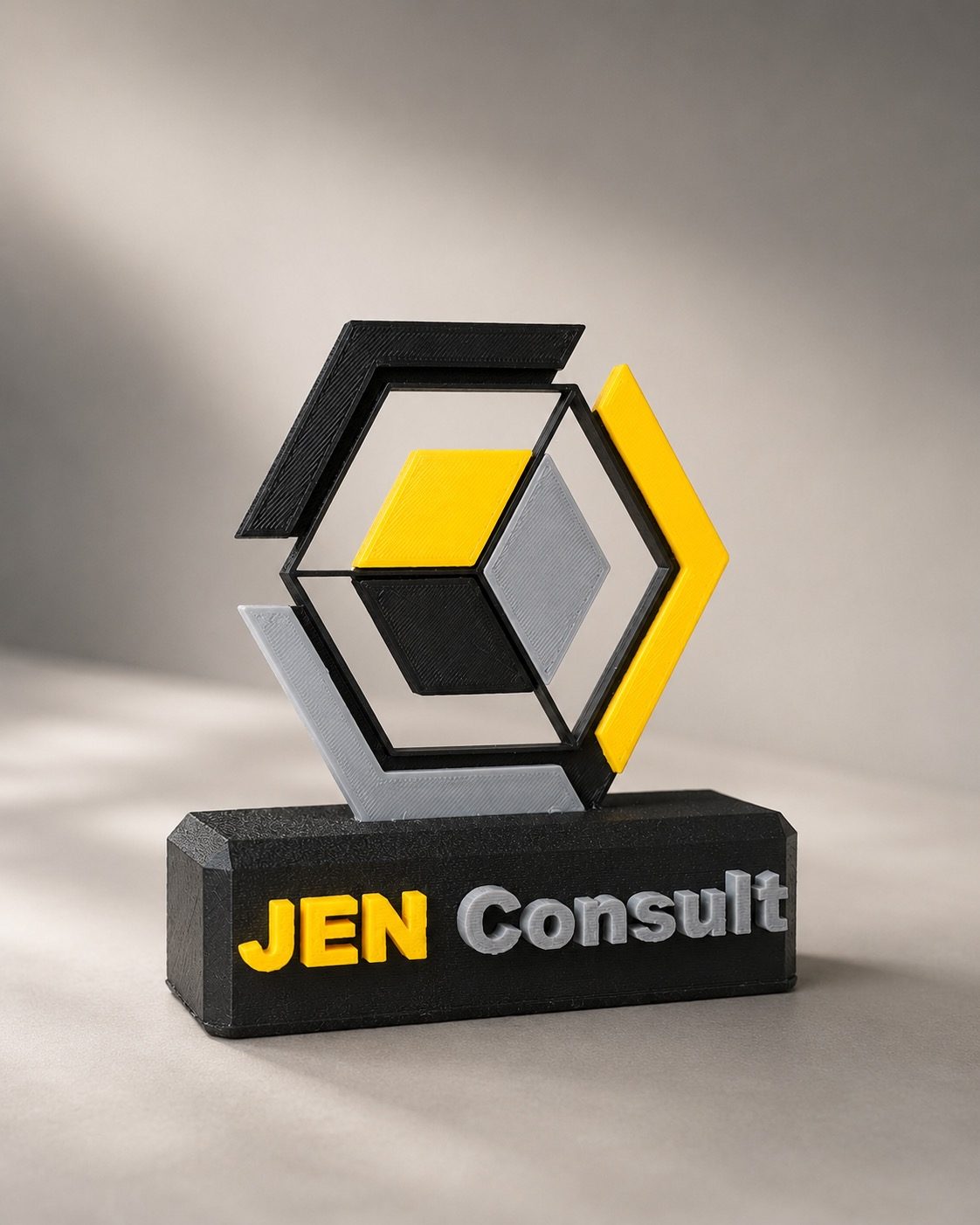 Trophée géométrique JEN Consult noir jaune gris impression 3D — WOAW Trophy
